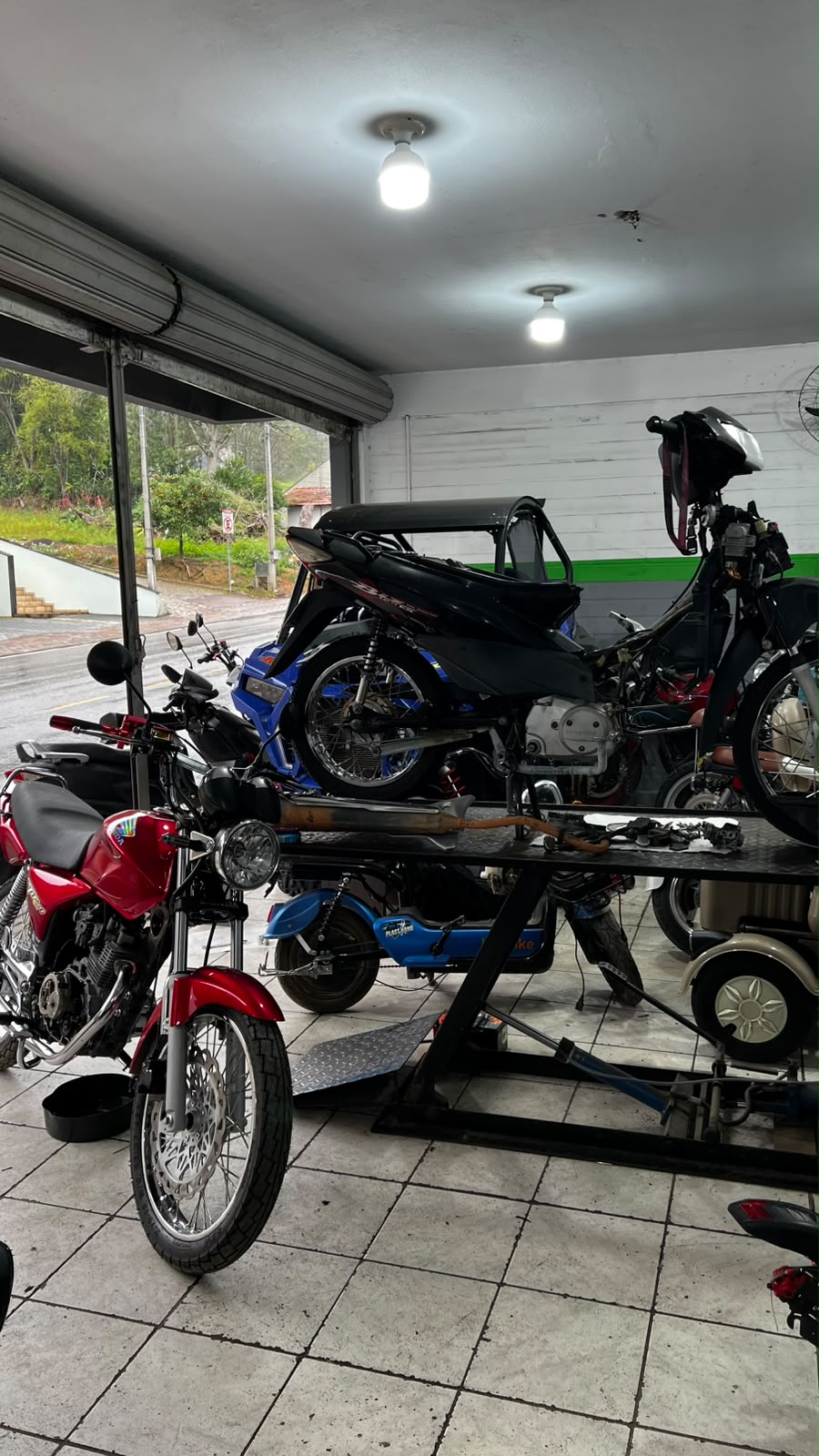 Motos e scooters elétricas na oficina Brayan Motos