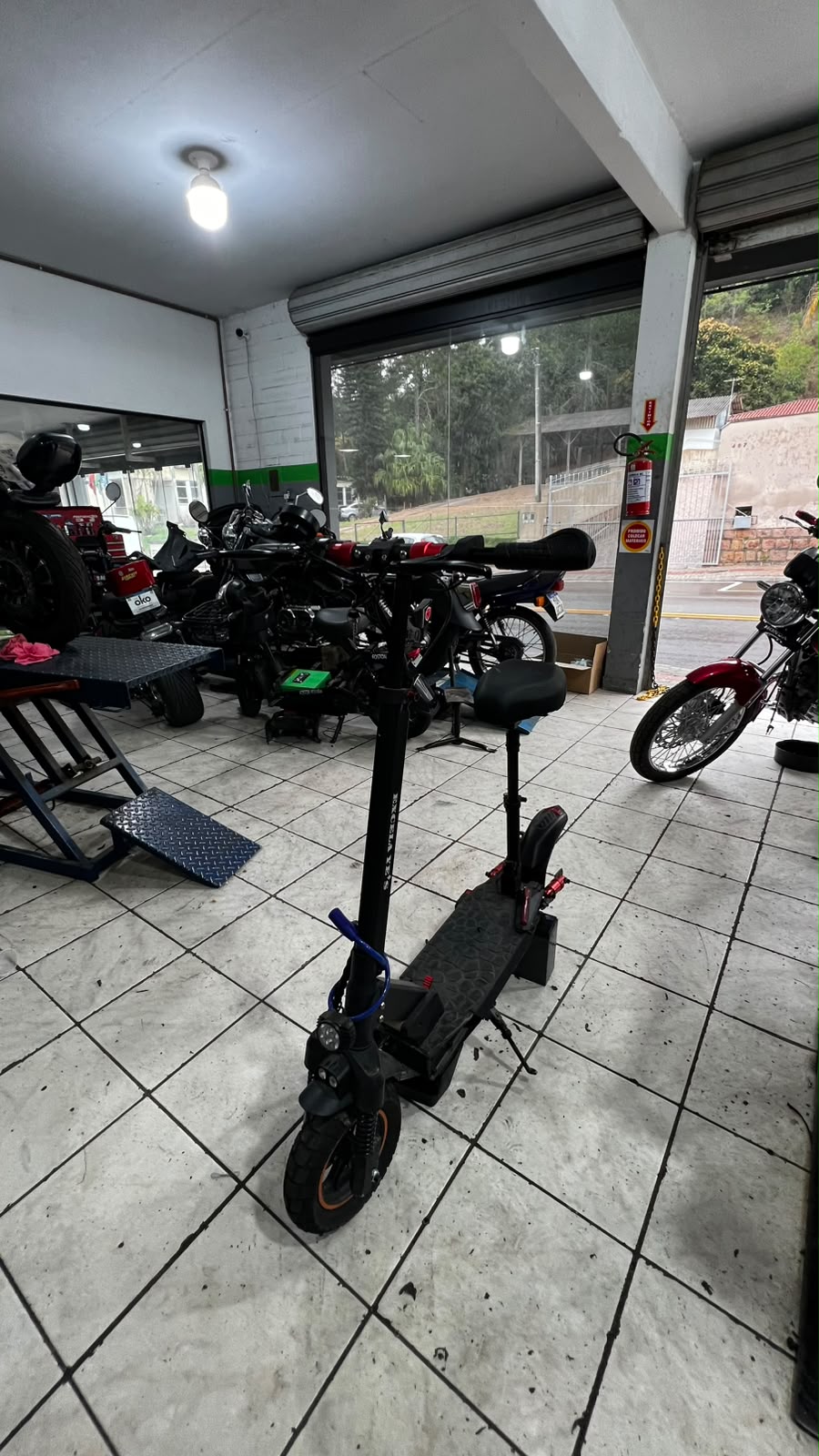 Patinete elétrico em manutenção na Brayan Motos