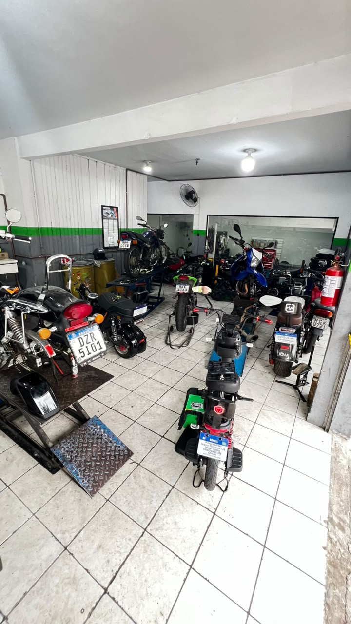 Vista interna da oficina Brayan Motos com várias motos