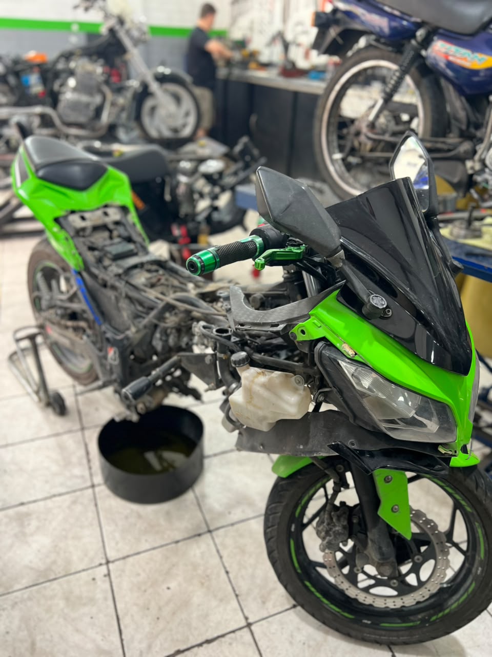 Kawasaki Ninja verde em revisão na oficina